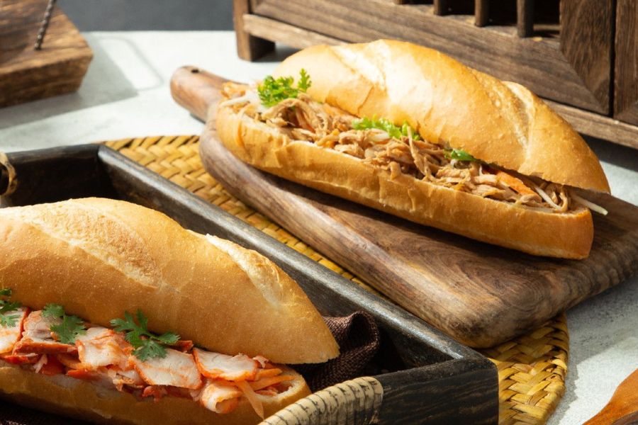 Ổ bánh mì Việt Nam ngập ngụa nhân pate và thịt nguội