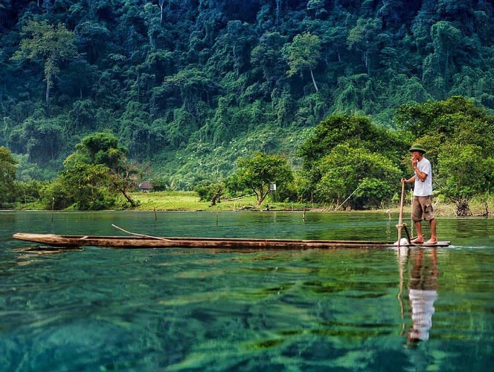 Hồ Ba Bể và núi đá vôi