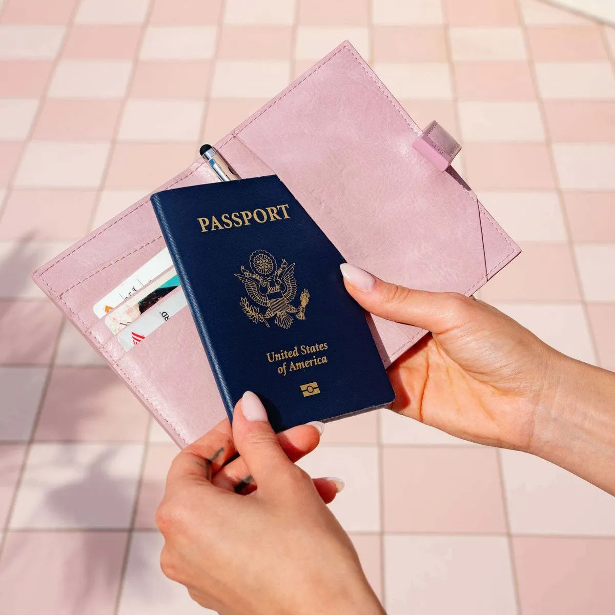 Ví đựng giấy tờ khi đi du lịch