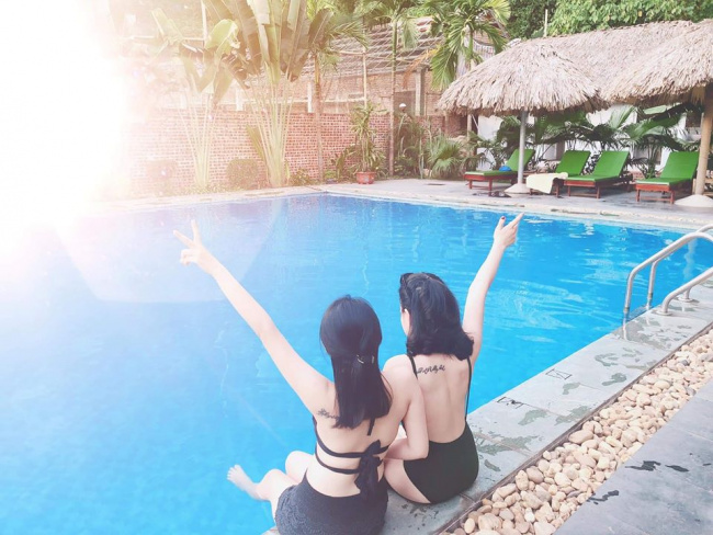 Hồ bơi ngoài trời với view cánh đồng lúa