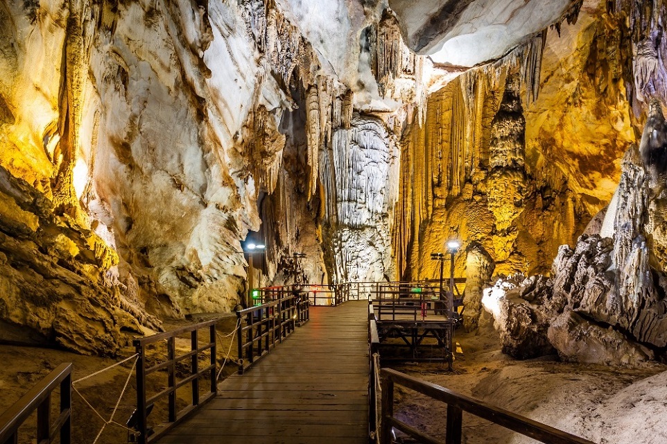 Cửa hang Phong Nha với dòng sông chảy sâu vào lòng núi đá vôi