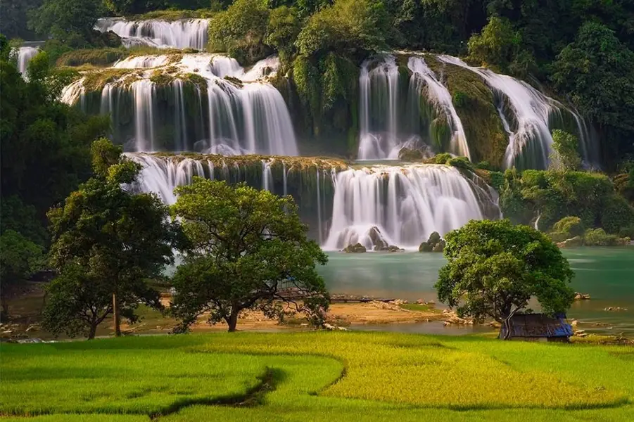 Tam Cốc, Ninh Bình với núi đá vôi và dòng sông