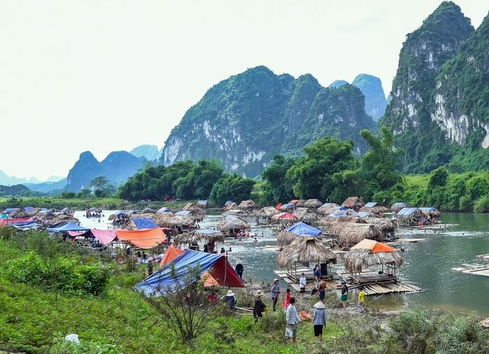 Bãi cắm trại ven sông Bôi với không gian rộng thoáng