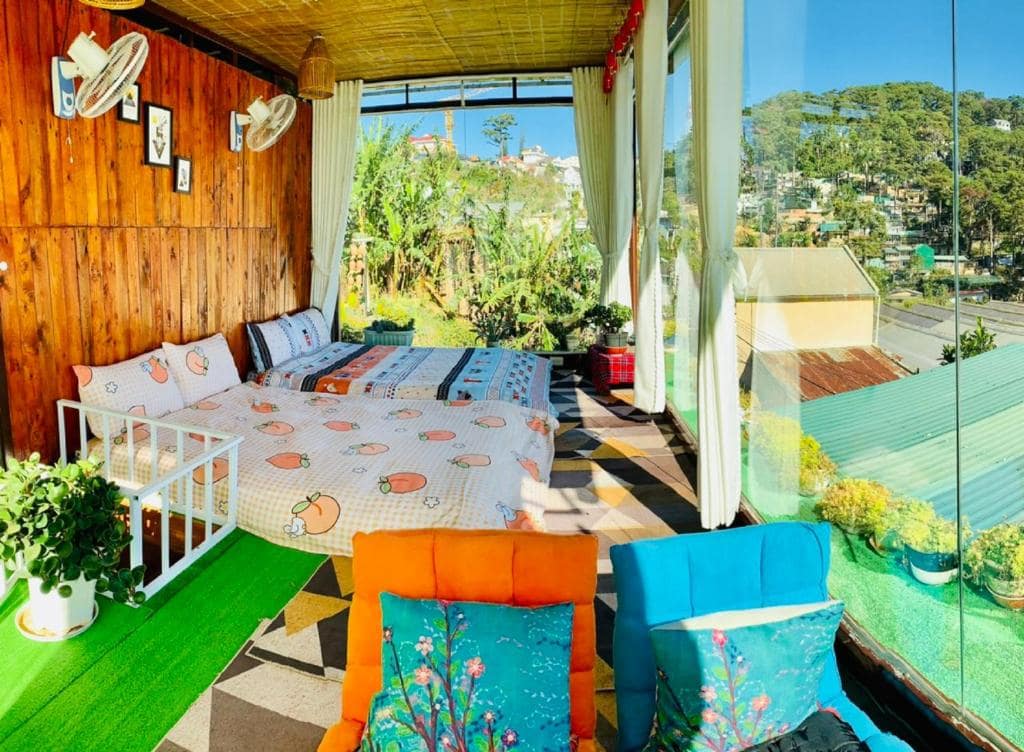 Không gian ban công gỗ rộng rãi dành cho gia đình tại Mộc Gia Viên homestay