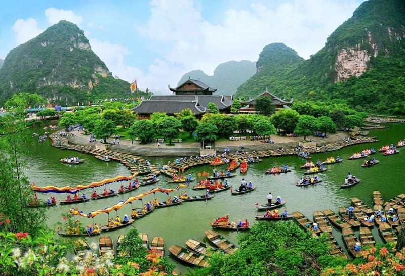 Lễ hội Tràng An tại Ninh Bình sôi động vào dịp lễ tết Nguyên Đán
