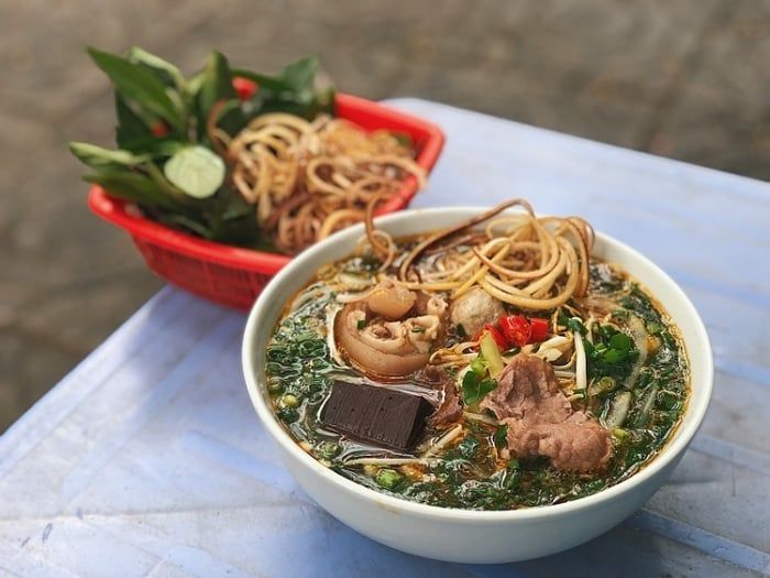 Món bún bò Huế và cơm hến thể hiện chiều sâu ẩm thực cố đô