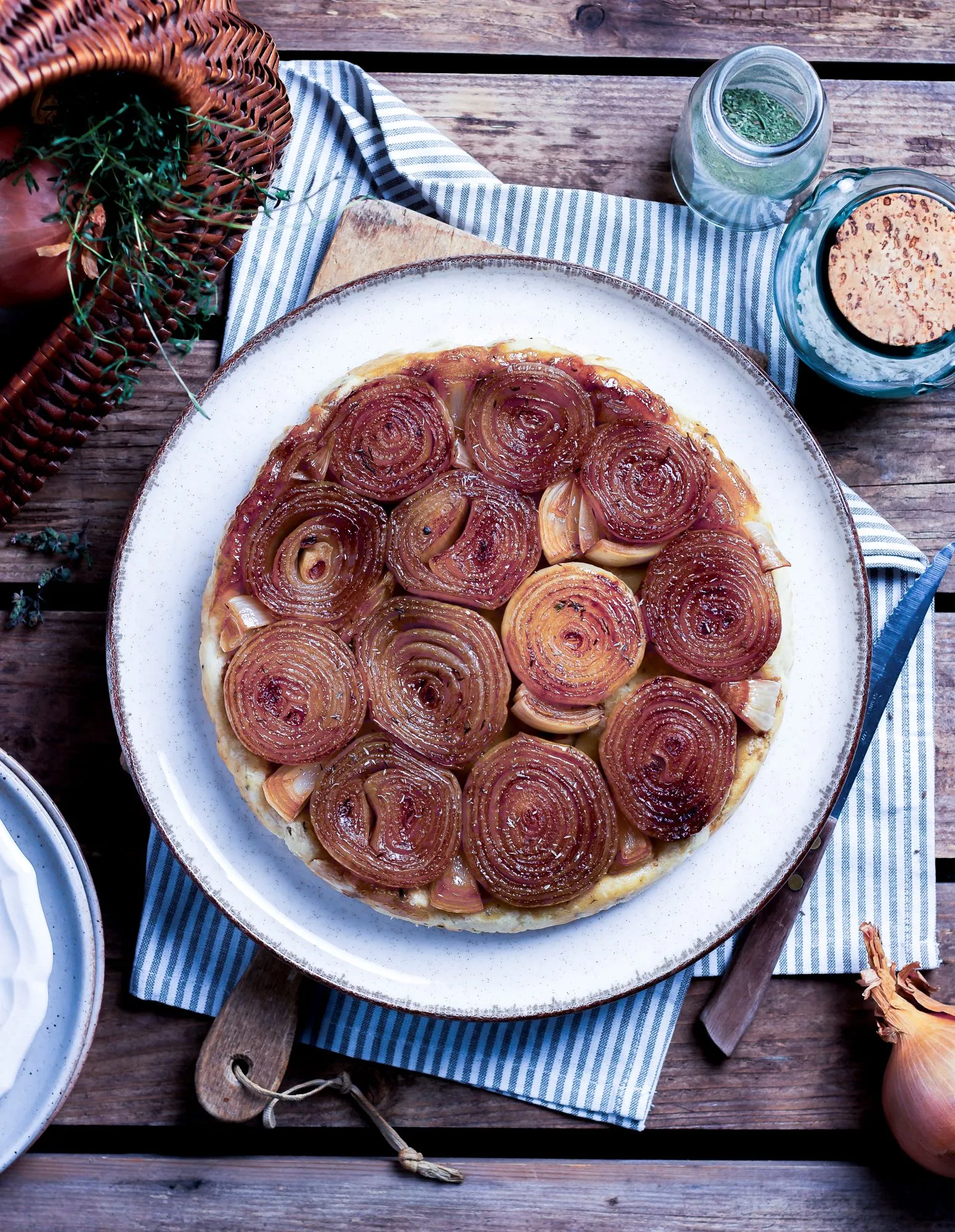 Bánh tart tartin hành tây ngọt ngào và đậm đà