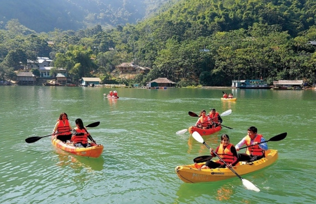 Trải nghiệm chèo kayak và tắm mát giữa dòng nước trong veo tại Hòa Bắc