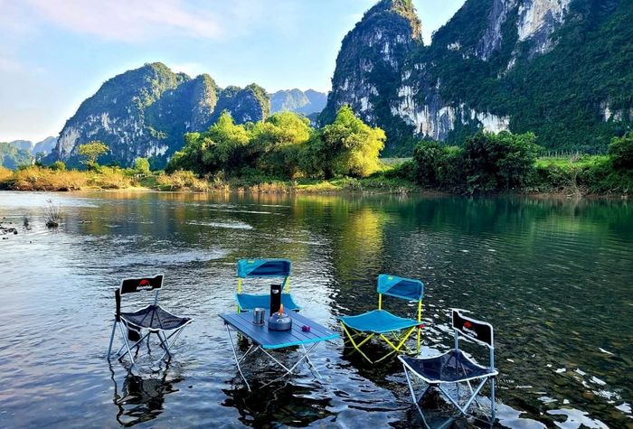 Dòng sông Bôi uốn lượn giữa núi rừng Hòa Bình