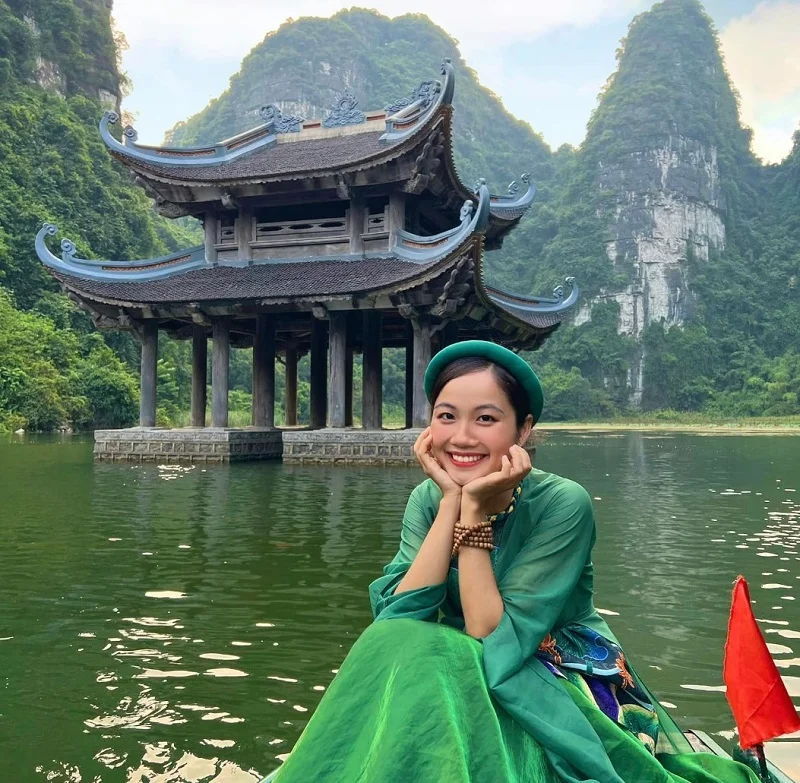 Du khách đi thuyền tham quan Tràng An Ninh Bình