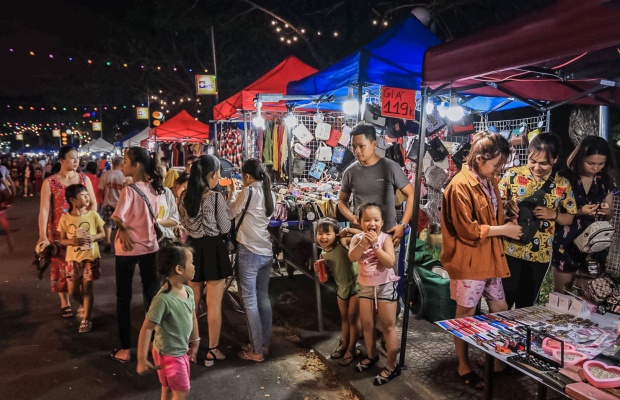 Khu chợ đêm Lê Duẩn với đồ thời trang giá rẻ