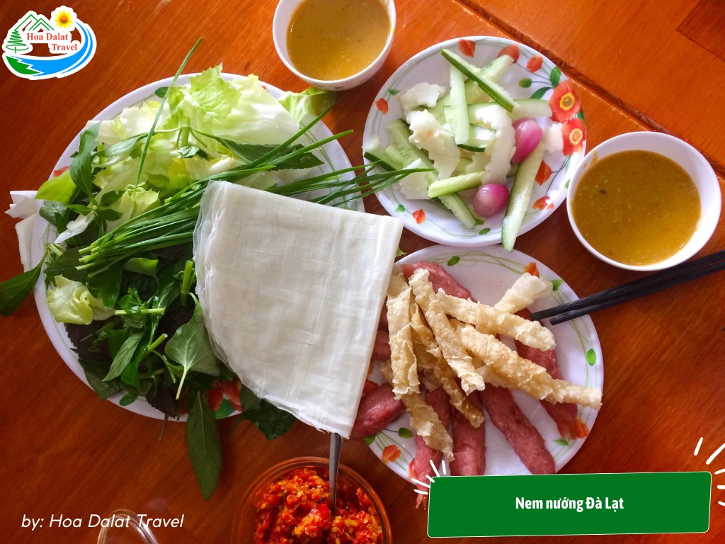 Nem nướng Đà Lạt được nướng xém cạnh trên than hoa