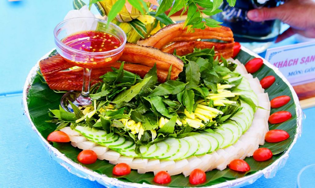 Gỏi sầu đâu với khô cá và nước xốt me