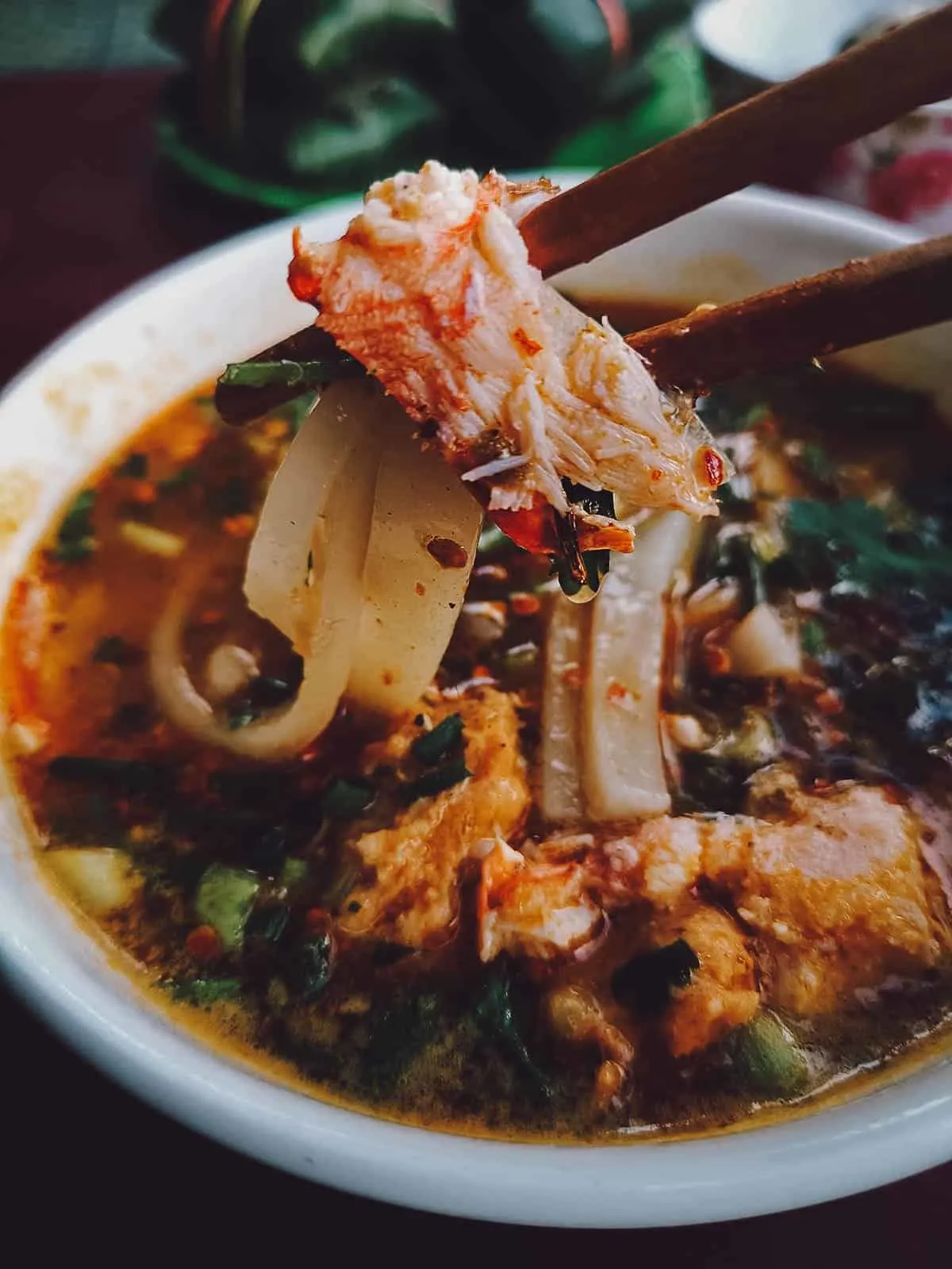 Tô bánh canh cua Huế với sợi bánh dai và nước dùng sánh đặc