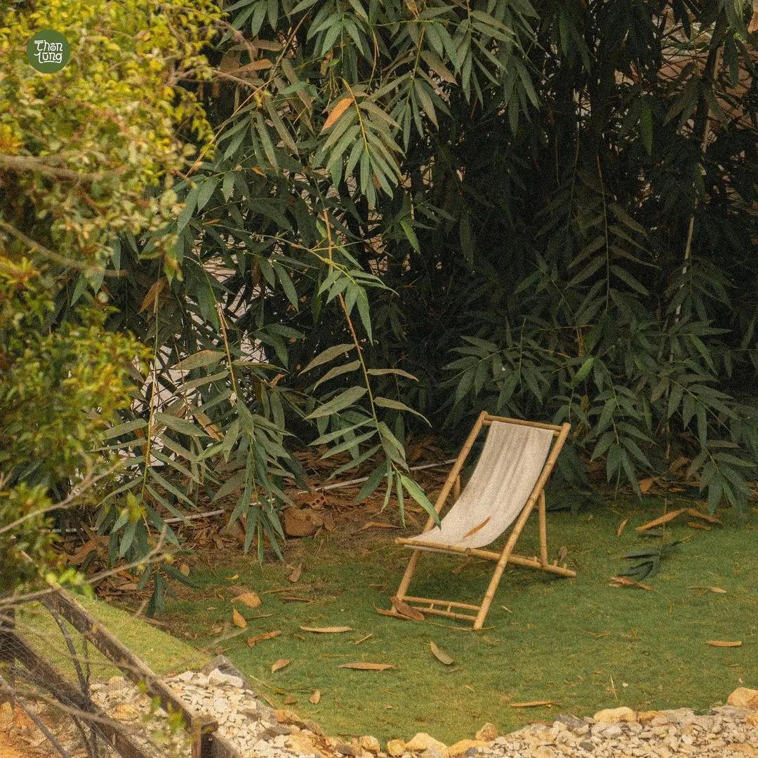 Góc ngồi nghỉ ngơi thảnh thơi sát dòng suối chảy róc rách