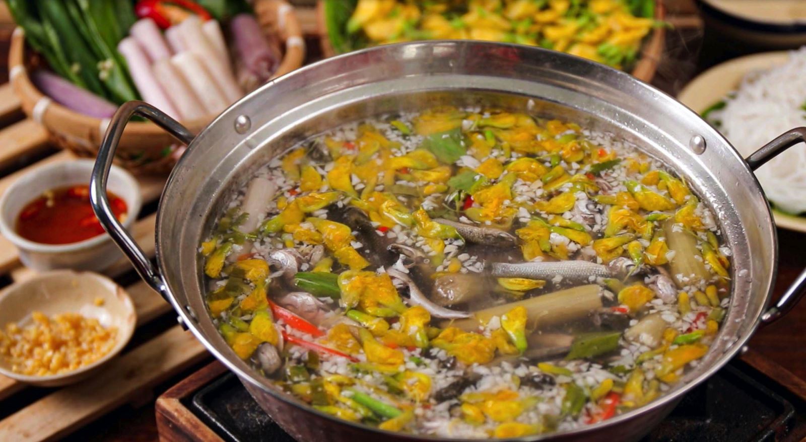 Lẩu cá linh bông điên điển - món ngon chỉ có ở miền Nam