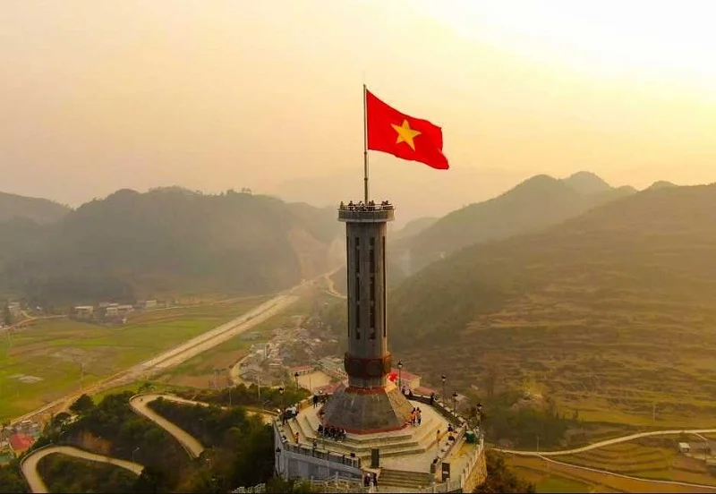Cột cờ Lũng Cú trên đỉnh núi, biểu tượng thiêng liêng của Hà Giang
