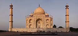 Taj Mahal lúc hoàng hôn, ánh sáng vàng phản chiếu trên cẩm thạch trắng