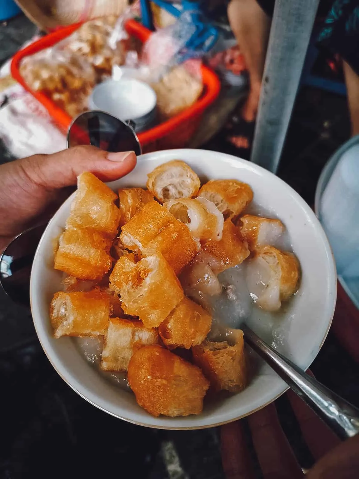 Tô cháo gà nóng hổi ăn kèm quẩy giòn tan tại Hà Nội