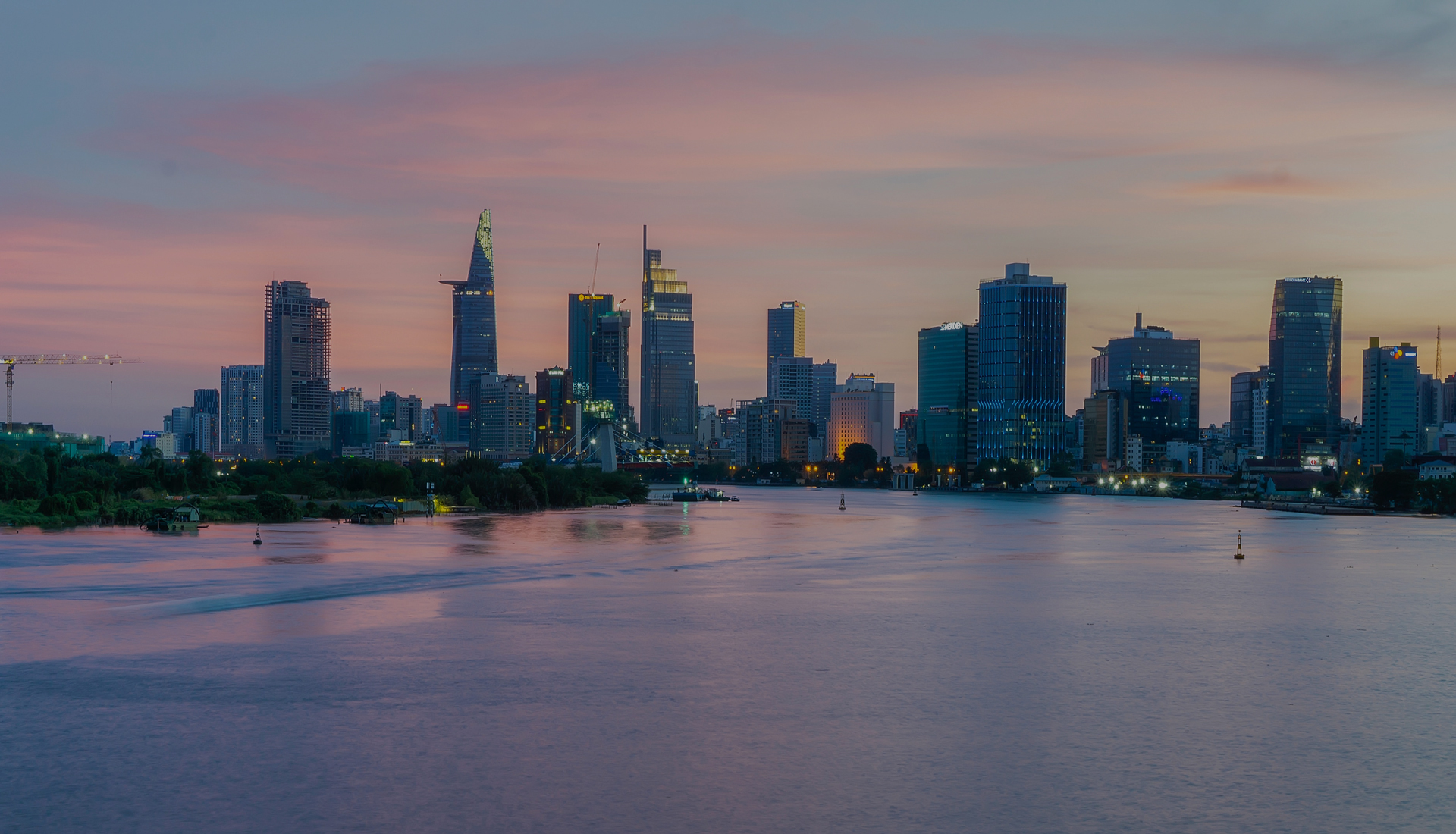 Bến Bạch Đằng bên sông