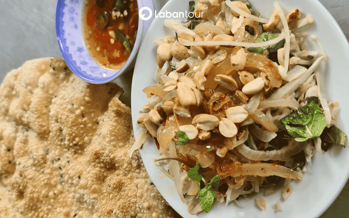 Mít trộn ăn kèm bánh đa dân dã nhưng thu hút