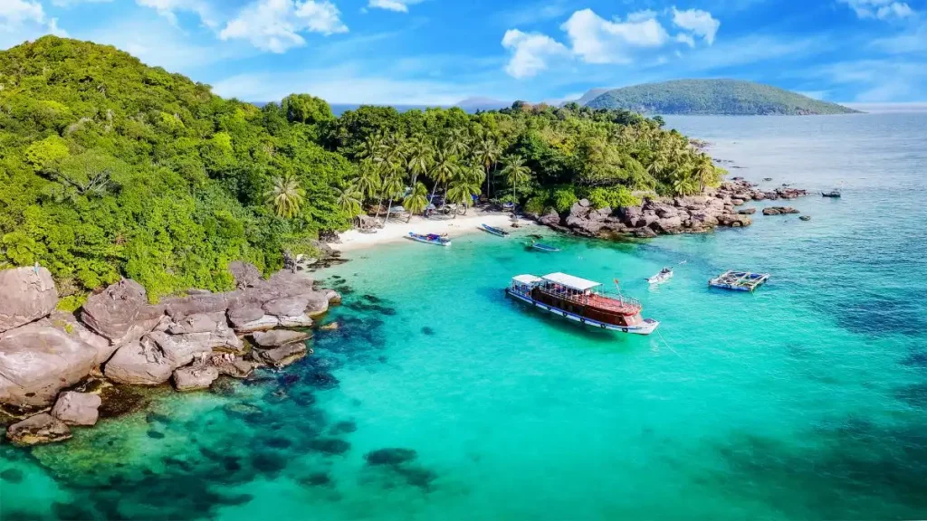 Vẻ đẹp trong vắt tựa Maldives của Hòn Móng Tay