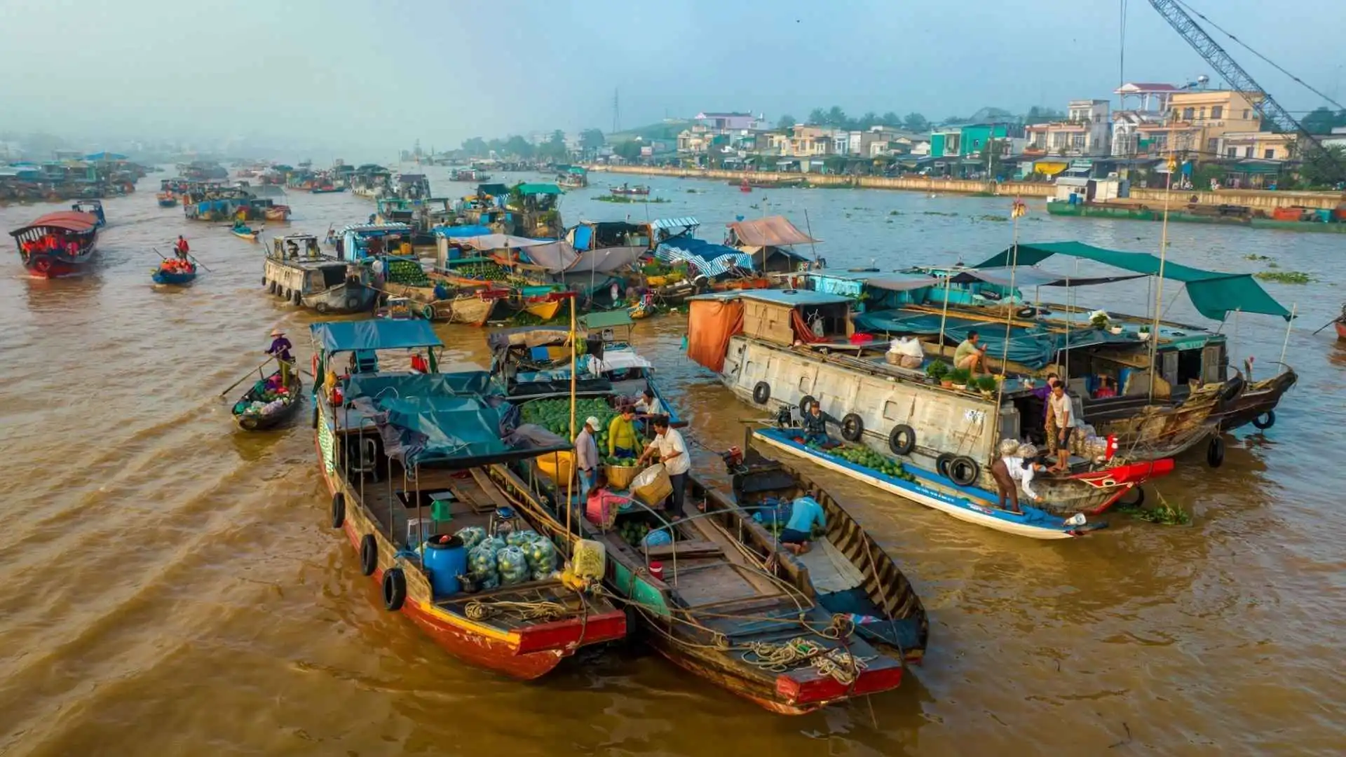Bạn nên đi du lịch miền Tây vào khoảng tháng 5 -8 để tận hưởng mùa lễ hội sôi động