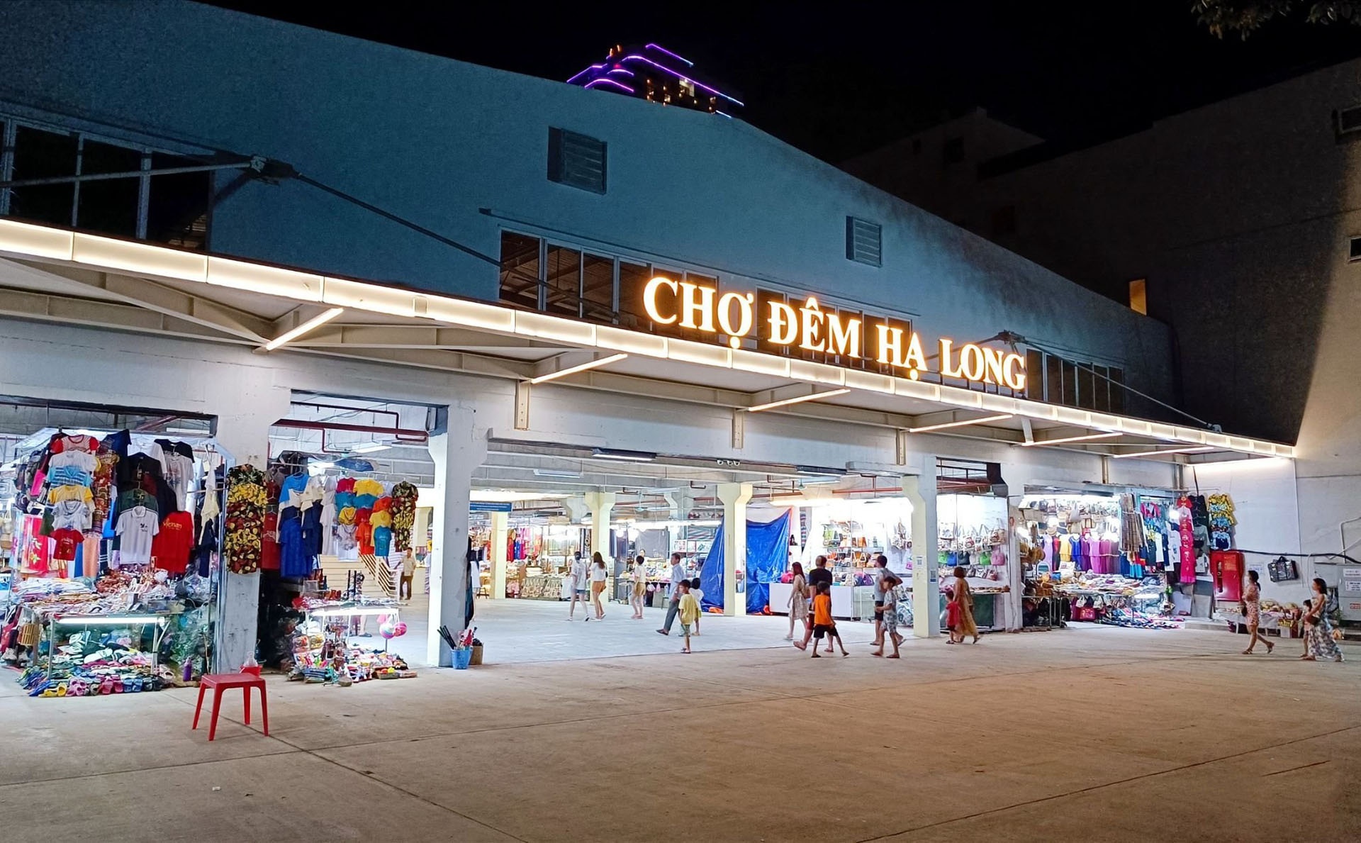 Chợ đêm Hạ Long nhộn nhịp