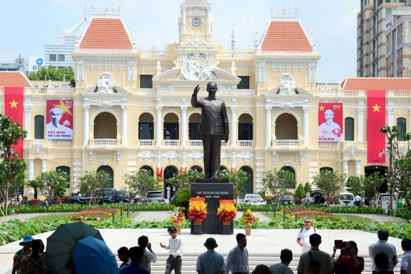 Tượng đài Chủ tịch Hồ Chí Minh tại quảng trường Nguyễn Huệ