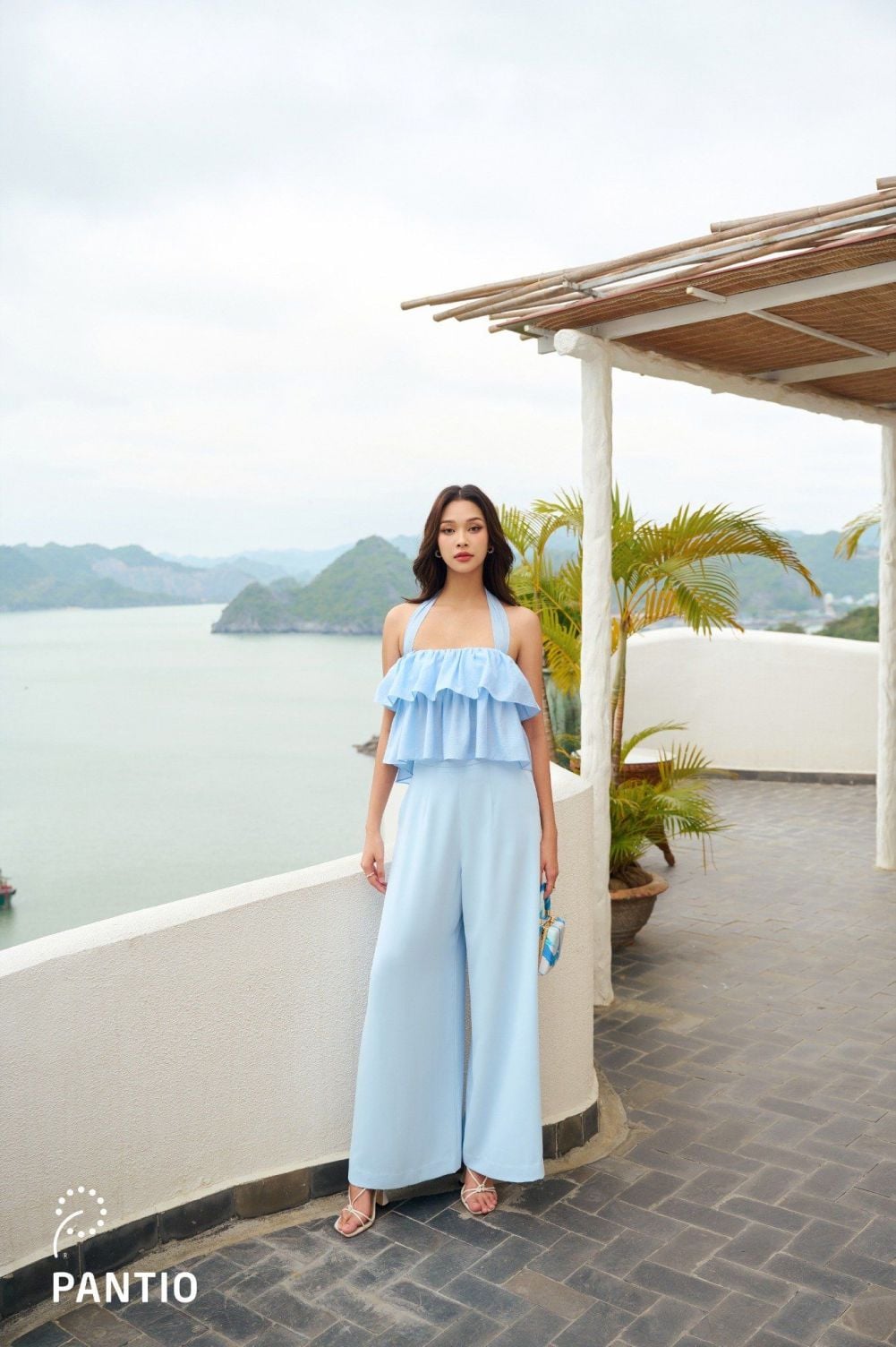 Bộ áo hai dây và quần ống rộng đi biển