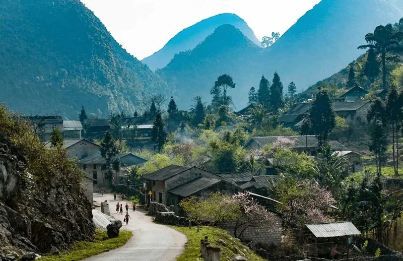 Thung lũng Sủng Là nhìn từ trên cao với những thửa ruộng và nếp nhà truyền thống