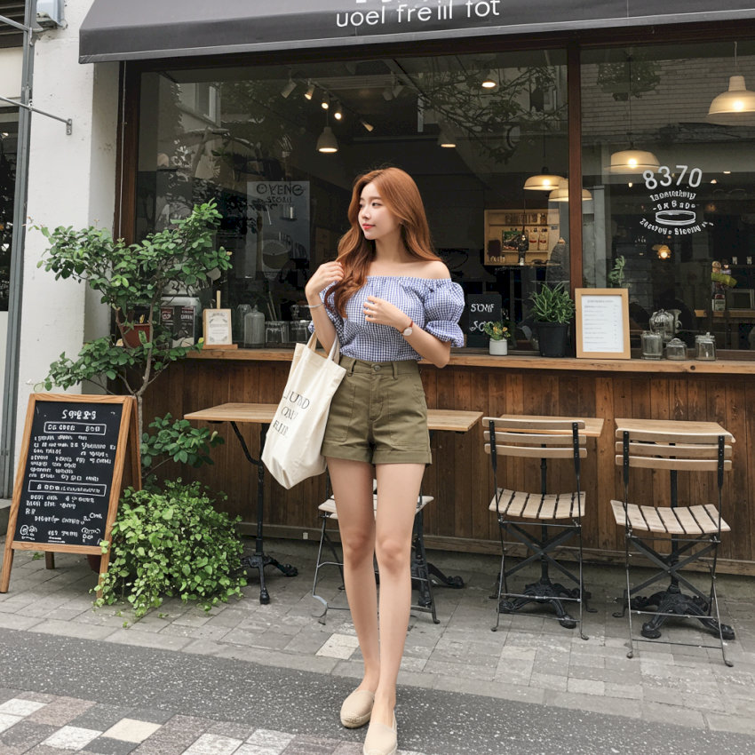 Outfit đi biển với áo trễ vai