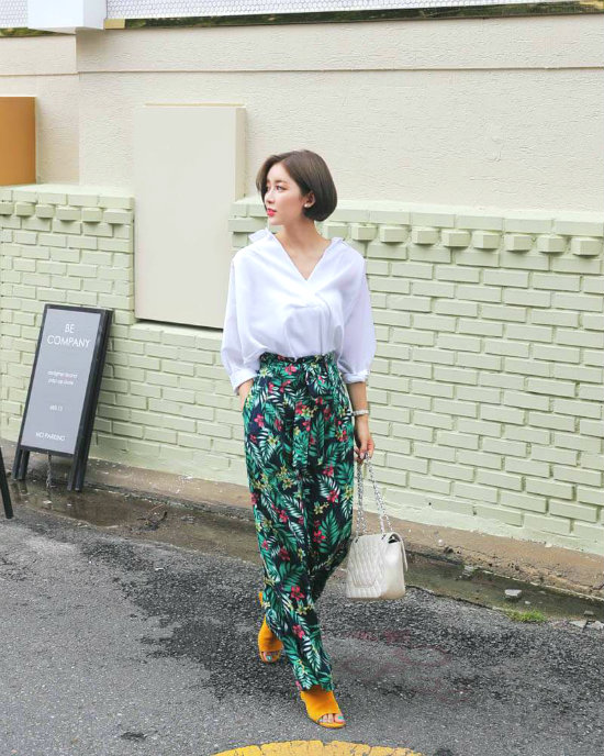 Quần họa tiết hoa lá mix cùng sơ mi thanh lịch