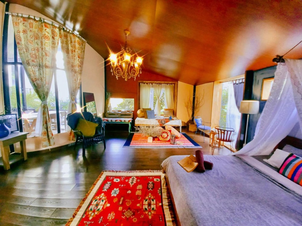 Không gian cafe acoustic nhộn nhịp thu hút giới trẻ tại Lalaland homestay