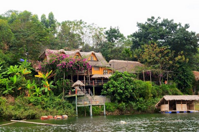 Cột cờ Lũng Cú và toàn cảnh cao nguyên đá từ điểm cực Bắc Việt Nam