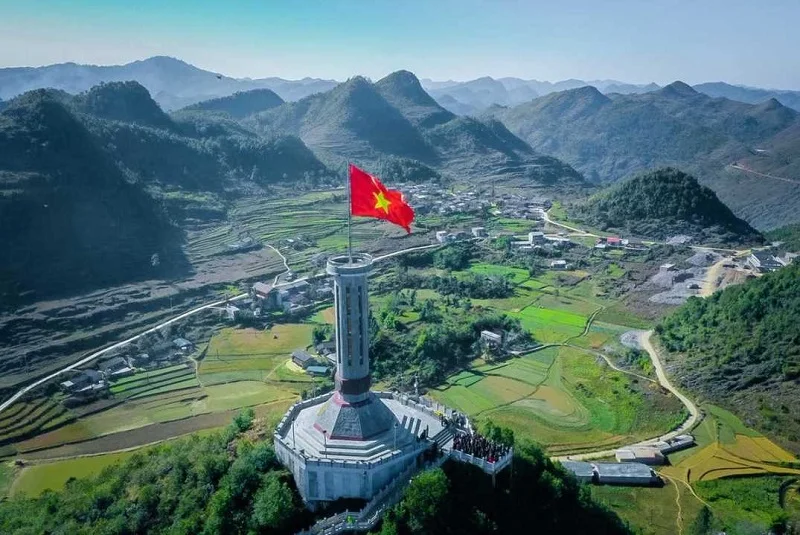 Cột Cờ Lũng Cú trên đỉnh núi Rồng — biểu tượng cực Bắc Tổ quốc