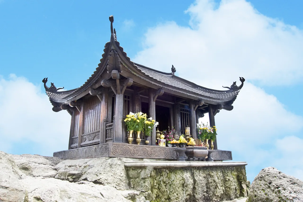 Chùa trên núi Yên Tử