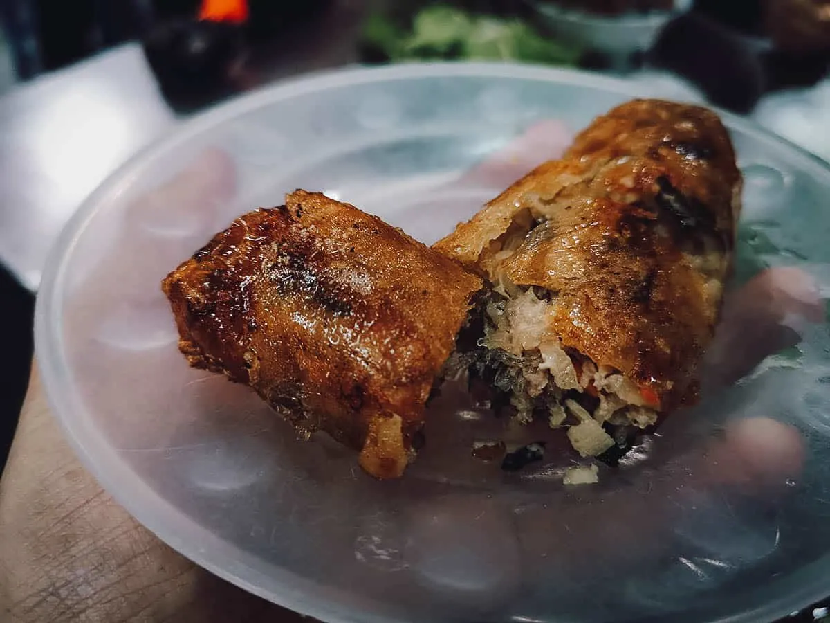 Nem cua bể Hải Phòng chiên giòn ăn cùng bún chả