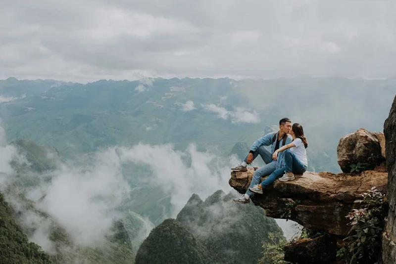 Vách Đá Thần — khối đá khổng lồ nhô ra giữa vách núi Mã Pí Lèng