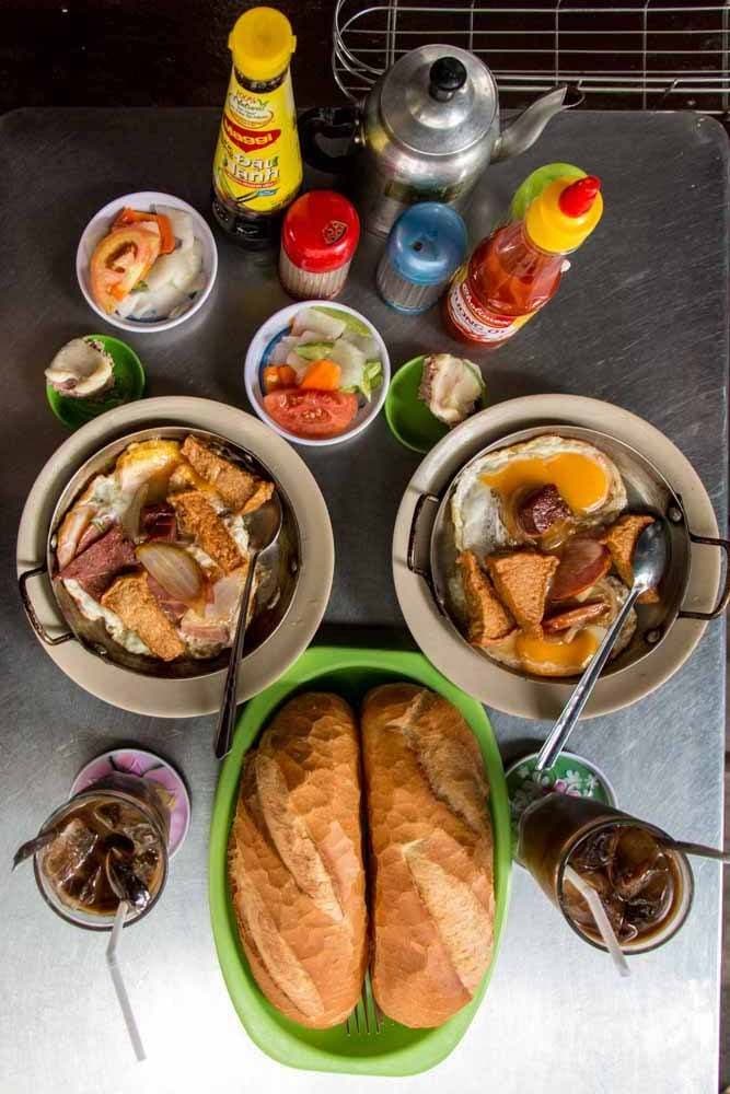 Bánh mì trứng ốp la kiểu Sài Gòn