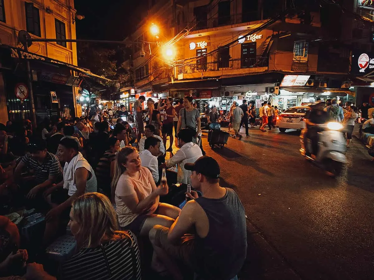 Góc phố bia hơi nhộn nhịp du khách và người dân địa phương tại Hà Nội
