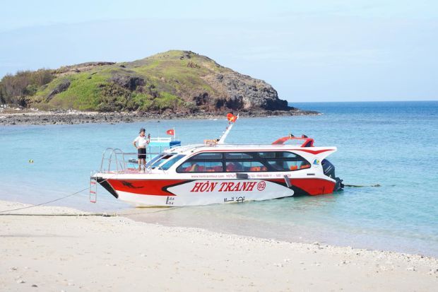 Cano đưa du khách di chuyển từ đảo lớn ra Hòn Tranh