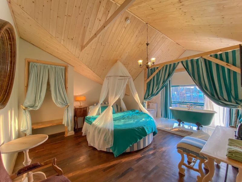 Homestay sân vườn xanh mát