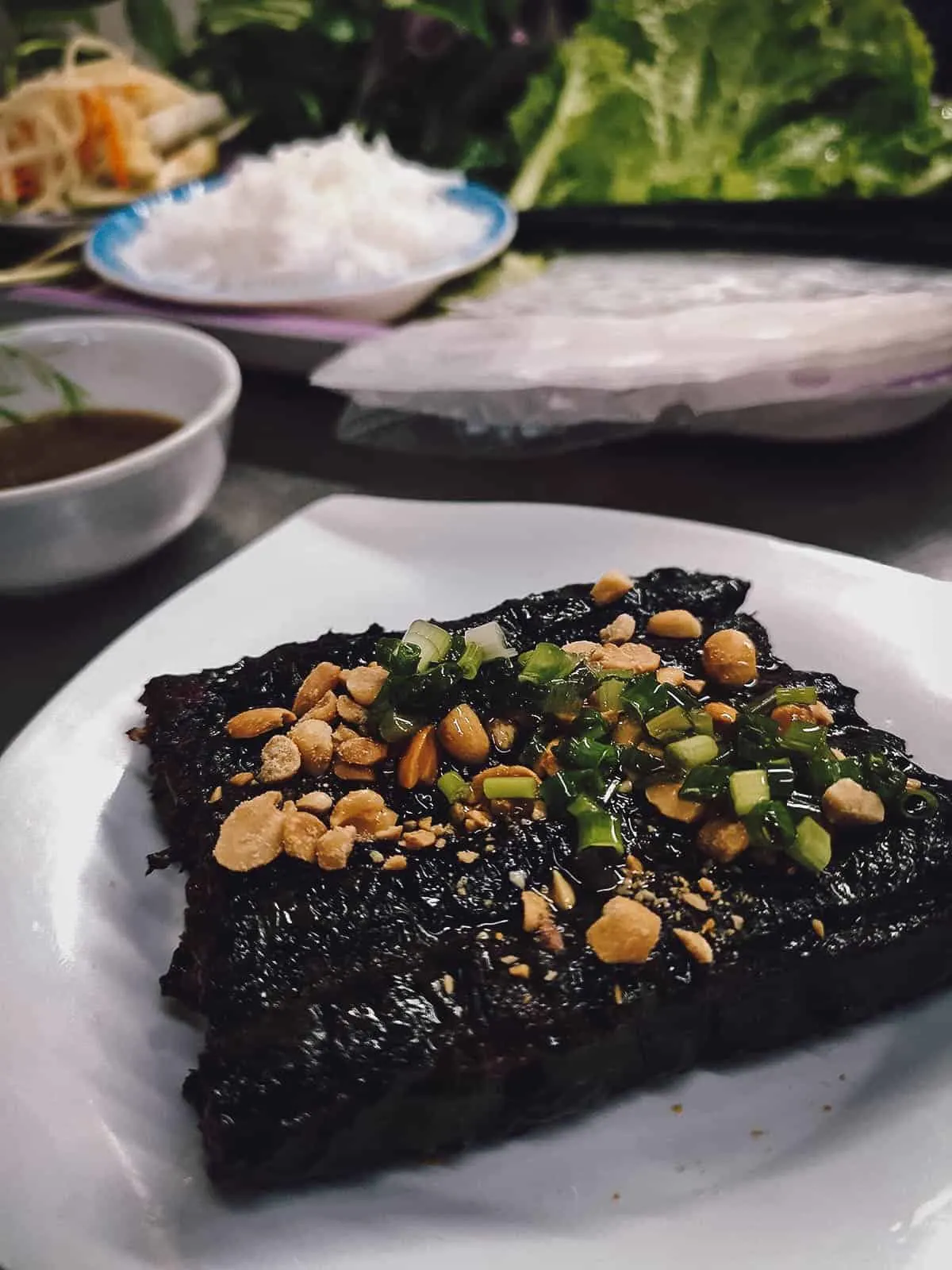 Bò lá lốt nướng than hoa thơm lức mũi tại Sài Gòn