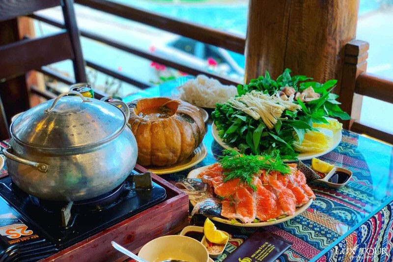 Lẩu cá hồi là món ngon đặc trưng được yêu thích tại Sapa