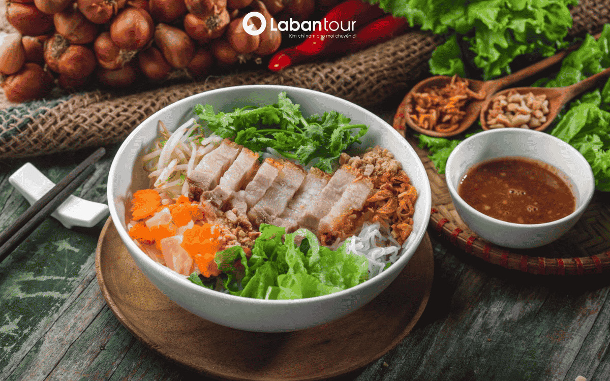 Bún mắm nêm thơm ngon, đậm đà trứ danh ở Đà Nẵng
