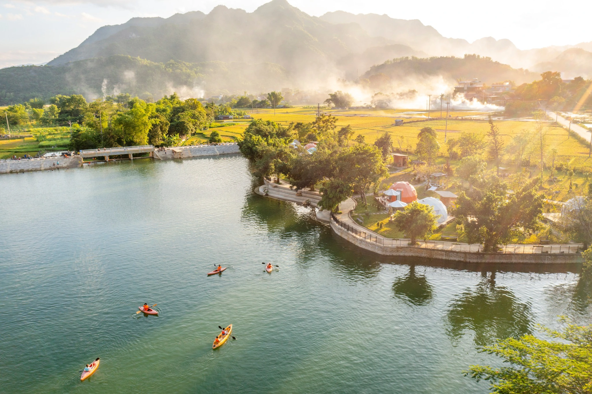Ninh Bình với núi đá và sông nước, hợp chuyến đi mùa hè cho gia đình