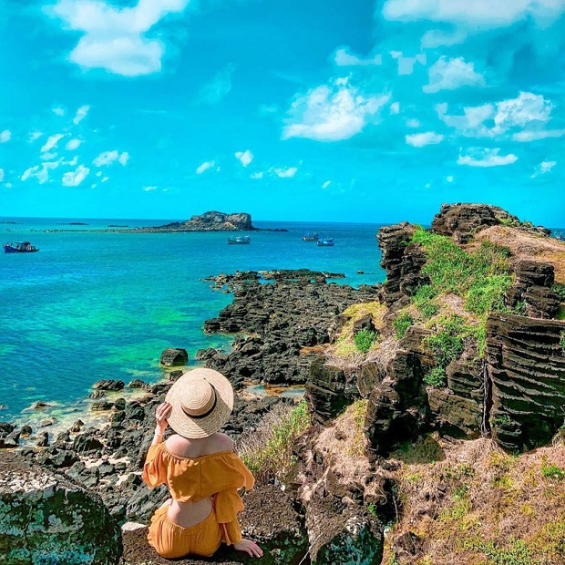 Hòn Tranh với bãi tắm trong vắt