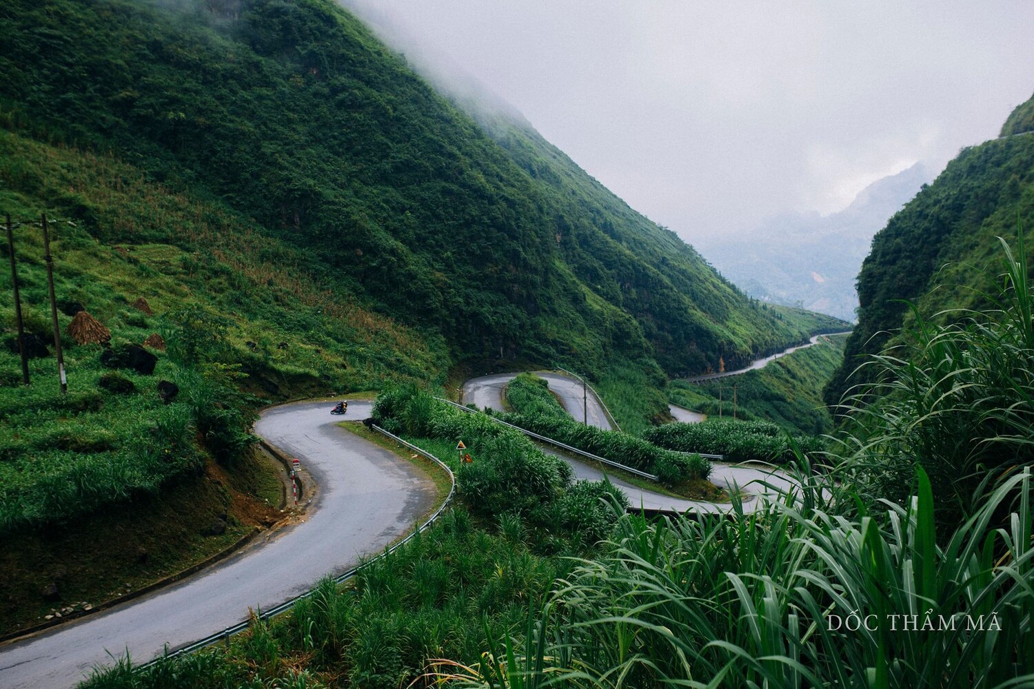 Khung cảnh Dốc Thẩm Mã trên đường vào cao nguyên đá