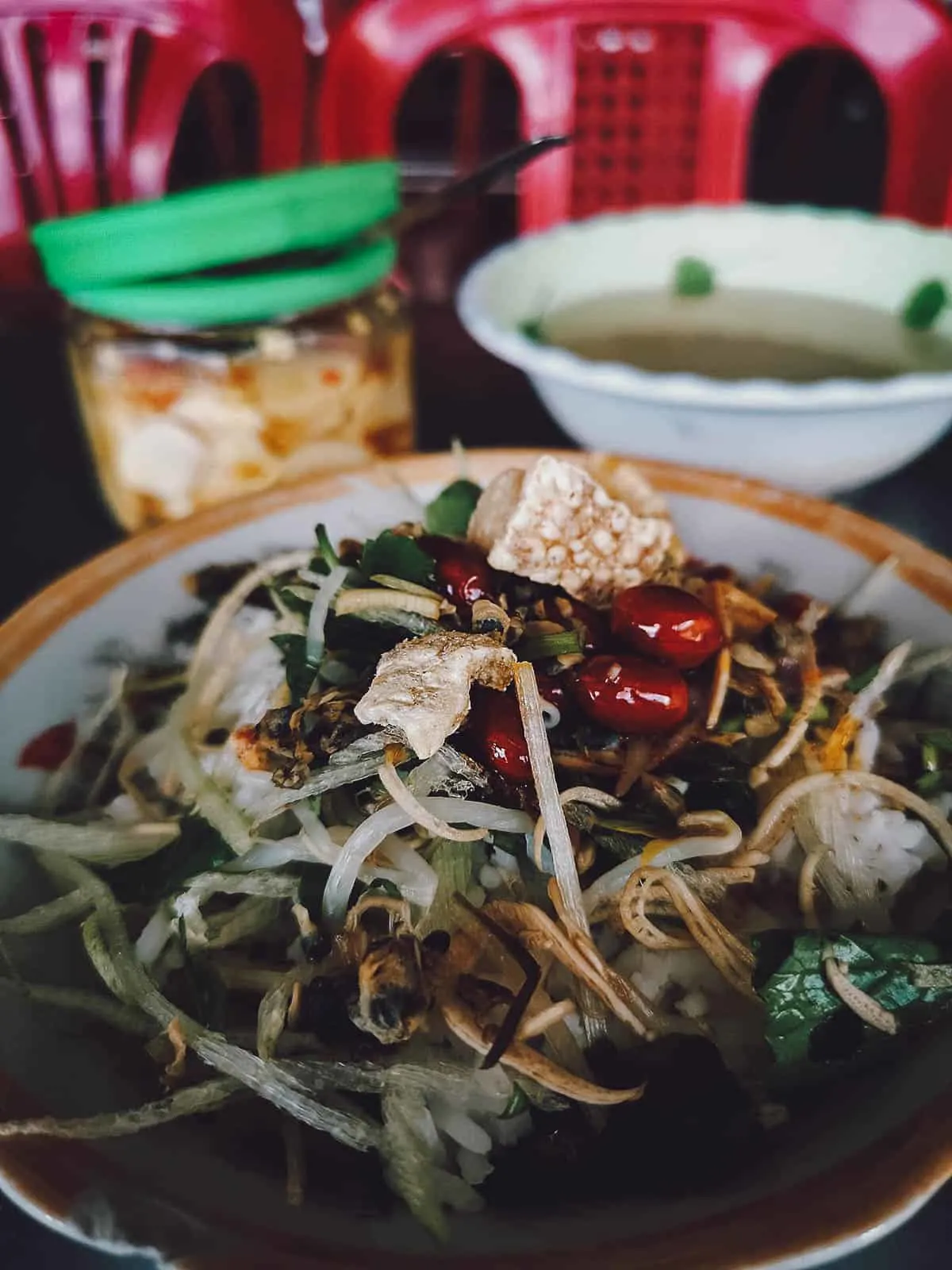 Bát cơm hến Huế mộc mạc nhưng bùng nổ hương vị